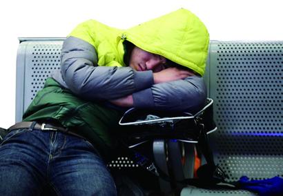 候車(chē)室拍下乘客各式睡姿 體驗(yàn)他們別樣回家路