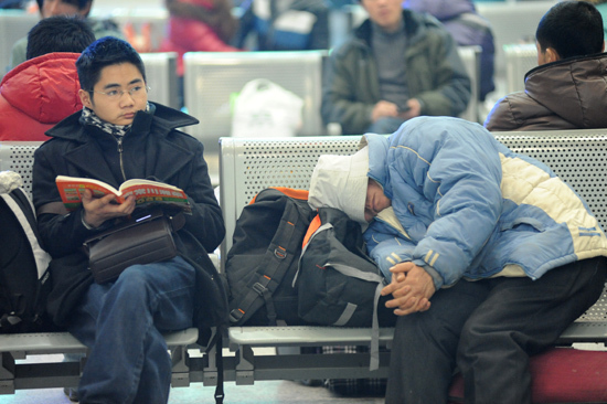 本網(wǎng)實拍春運眾生相:不管多苦也要回家