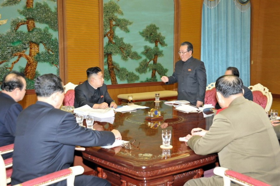 金正恩叼煙主持國(guó)家安全會(huì)議