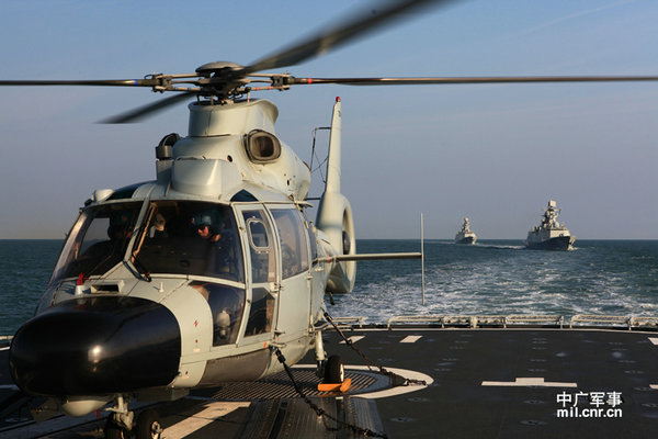 資料圖：艦載直升機(jī)進(jìn)行起降訓(xùn)練。