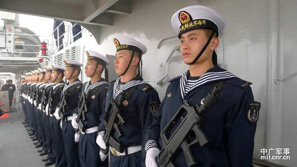資料圖：戰(zhàn)艦上整裝待發(fā)的水兵。