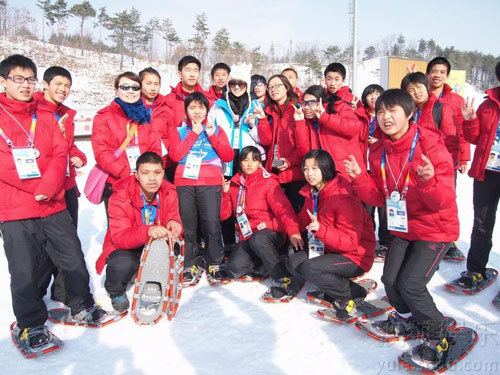 章子怡帶奶牛帽與姚明雪地賽跑 變“大腳怪”現(xiàn)身韓國(guó)
