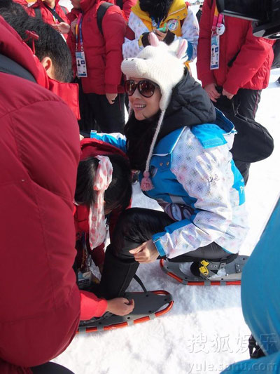 章子怡帶奶牛帽與姚明雪地賽跑 變“大腳怪”現身韓國