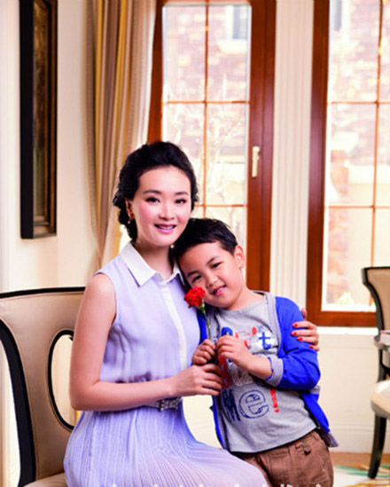 “晴格格”王艷結婚照曝光 7歲兒子活潑有星范兒