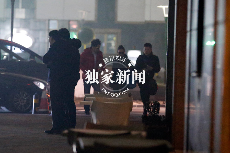 李冰冰相約任泉御姐范十足 時刻關(guān)注手機顯神秘 