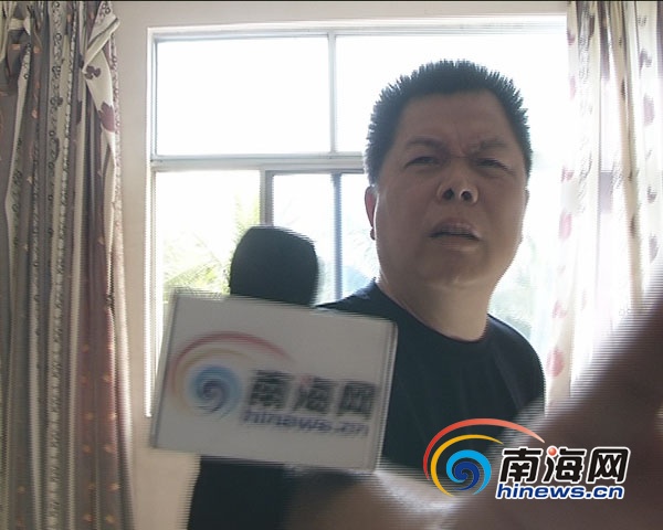 姜發(fā)推記者的攝像機(jī)阻撓采訪(南海網(wǎng)記者陳麗娜攝)