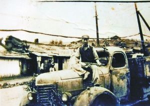 楊光在朝鮮和愛車吉斯150。