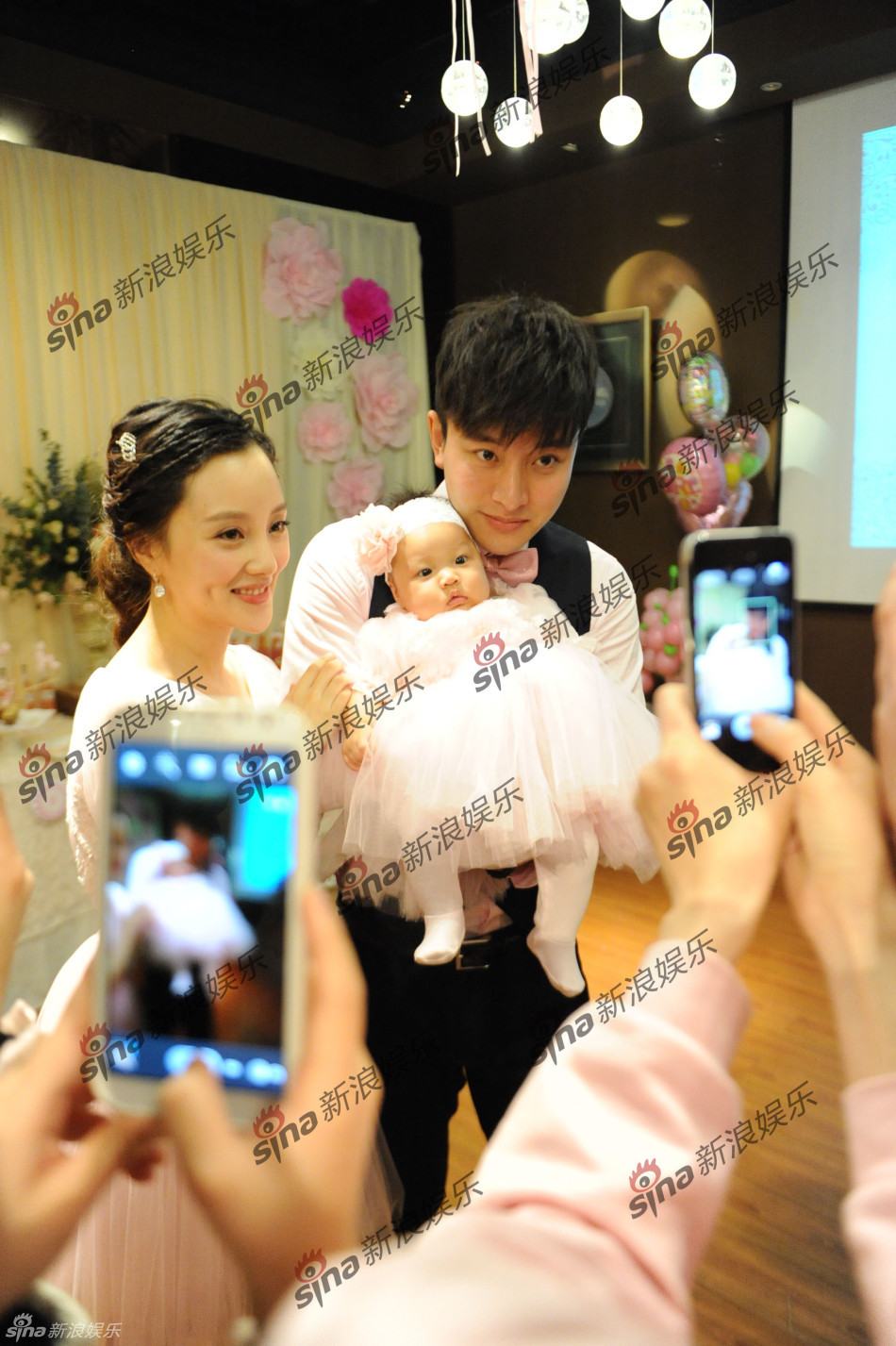 李小璐賈乃亮愛女百日宴 排場(chǎng)如童話世界霍思燕素顏現(xiàn)身