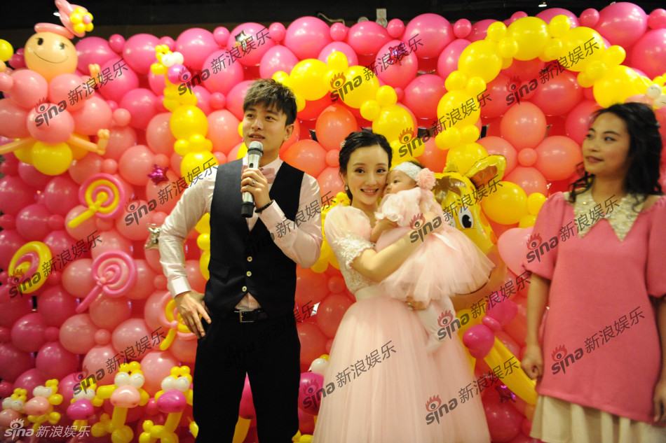 李小璐賈乃亮愛女百日宴 排場(chǎng)如童話世界霍思燕素顏現(xiàn)身