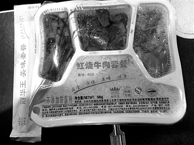 1月30日，D335列車上銷售的40元套餐。制造商稱成本20元左右。新京報(bào)記者 王瑞峰 攝