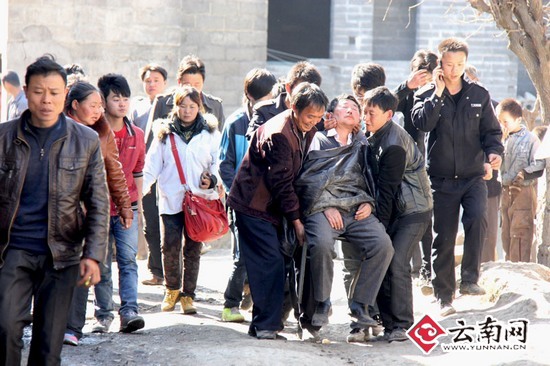 66歲的村民許紹忠妻子今天才安葬，家園也在今天被毀，悲傷中昏迷多次。