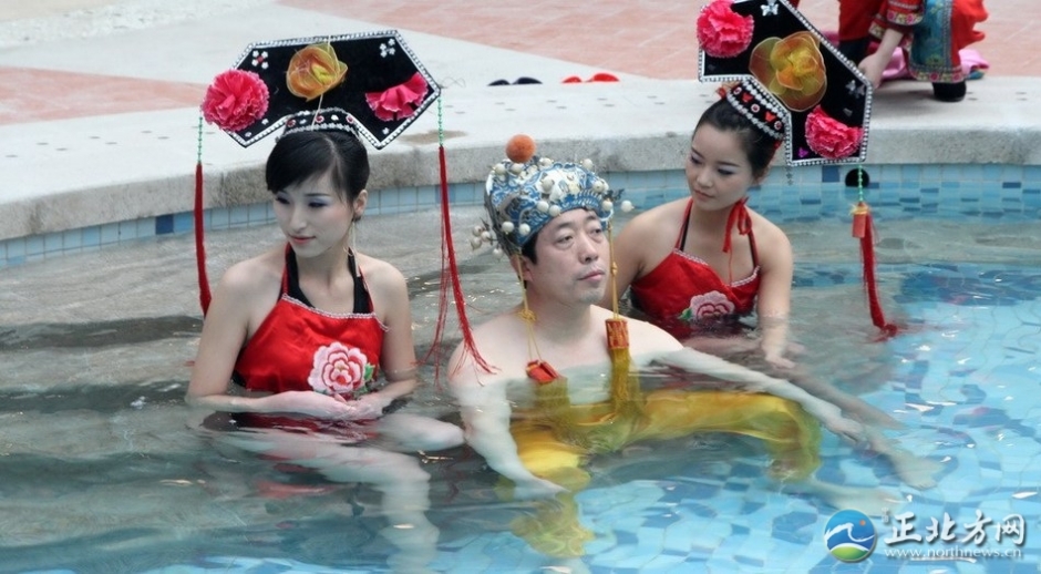 帝王頭湯十萬拍得引圍觀 嬪妃宮女陪入?。ńM圖）