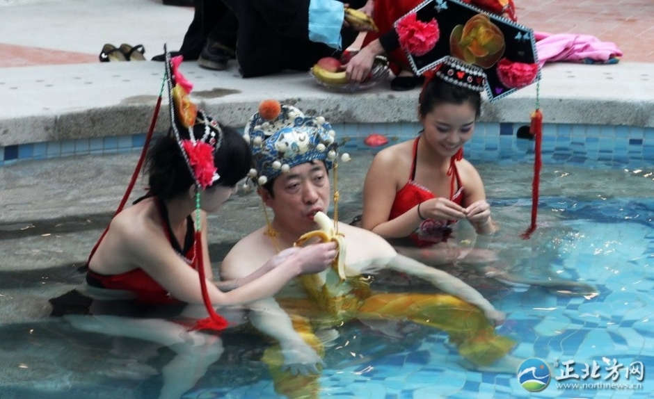 帝王頭湯十萬拍得引圍觀 嬪妃宮女陪入?。ńM圖）