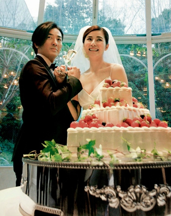 鄭伊健蒙嘉慧甜蜜婚紗照曝光 兩人回港補辦手續(xù)