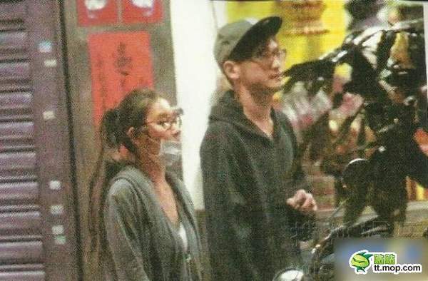 臺灣媒體報道，性感人妻歌手許維恩和老公Alex田恩沛(前偶像團(tuán)體B.A.D成員)分居后，被直擊載著年輕男性返家，該名男子是以裸奔、吃羊大便闖出 名的CIRCUS團(tuán)員KID，年紀(jì)小許維恩3歲