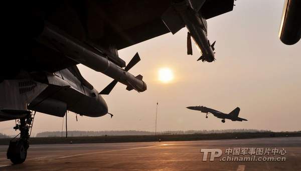 蘭空航空兵某團戰(zhàn)機迎著朝霞起飛。朱志章 攝