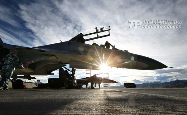成都軍區(qū)空軍航空兵某師機務(wù)和場站官兵在西藏高原某機場緊張準(zhǔn)備戰(zhàn)機。