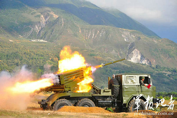 正在野外駐訓的成都軍區(qū)某炮兵旅開展帶實戰(zhàn)背景的演練，提高部隊火力打擊能力。