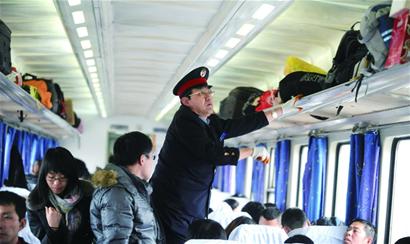 春運(yùn)列車員:除夕餐車包餃子過(guò)年 沒(méi)親人陪沒(méi)春晚看