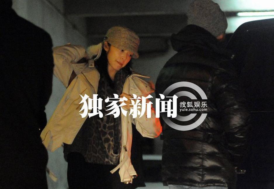每日追星：趙文卓為愛(ài)妻當(dāng)“助理” 姚晨挺孕婦曹郁貼心接機(jī)