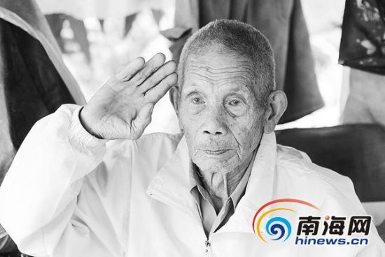 2月5日，秦崇議在家中向客人敬軍禮。