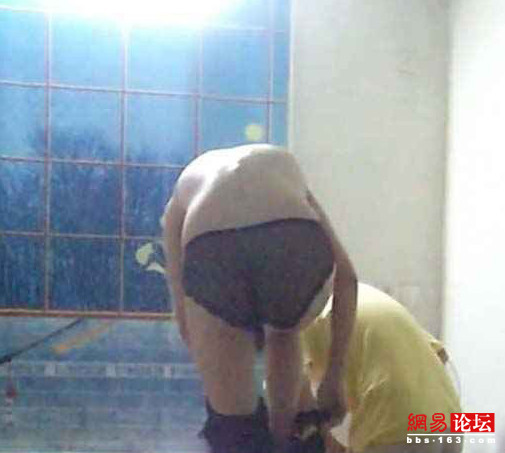 震驚臥室偷拍 關(guān)好自己家門(mén)窗啊