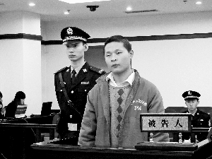 一臉稚氣的孟某站在法庭上受審。