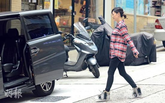 懷孕接近4個月的應采兒開始圓潤發(fā)福，不過依然健步如飛。