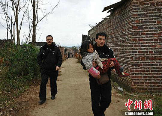 圖為民警成功解救女童。 甘勇 攝