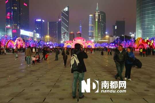 昨晚，不少市民到天河體育中心外的廣場上游覽。實習生 黃宇飛 南都記者 張志韜 攝