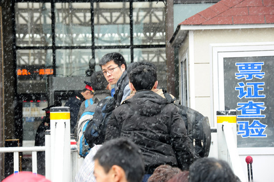 風雪難阻歸家路 實拍大雪中的春運