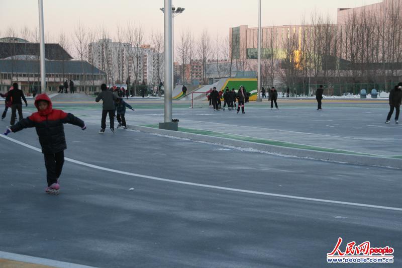 朝鮮流行滑旱冰 洗澡1次折合人民幣1毛錢(qián)