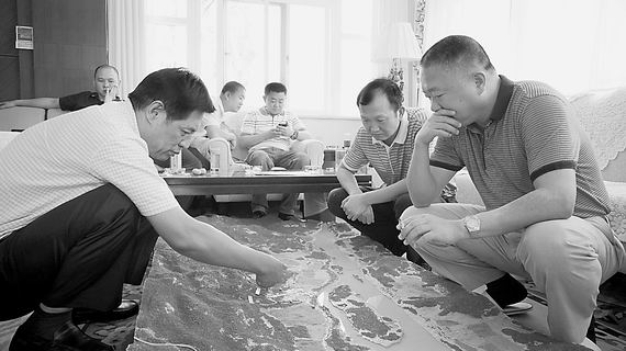 中國(guó)“10·5”案專(zhuān)案組追捕糯康時(shí)在研究案情。