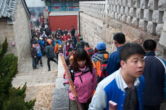 萬名香客華嚴(yán)寺祈福 攝影師拍下龍鳳香火