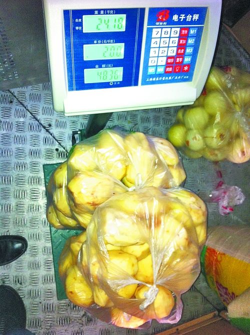 　　發(fā)料單上寫著土豆30千克，實(shí)際為24.18千克。