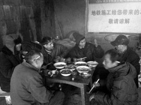 2月9日，流浪者在除夕聚在一起吃團(tuán)年飯。