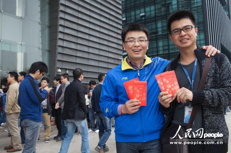 深圳一公司數(shù)千員工排隊(duì)領(lǐng)紅包 從39樓排到大廈外