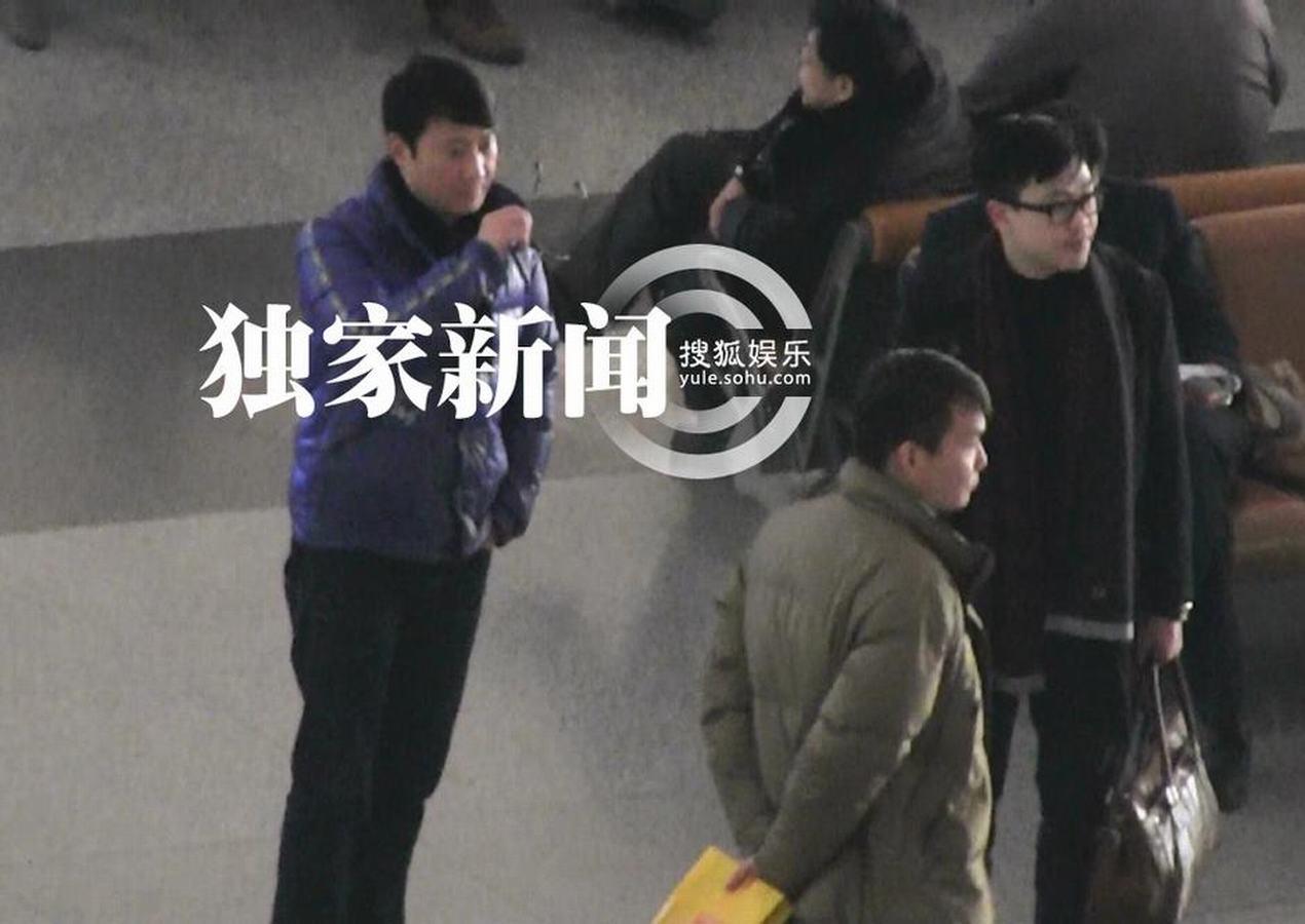黎明穿亮色羽絨服抵京 機場無人識摘墨鏡找自信