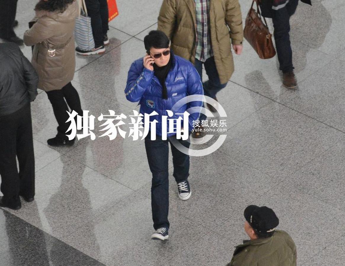黎明穿亮色羽絨服抵京 機(jī)場(chǎng)無人識(shí)摘墨鏡找自信
