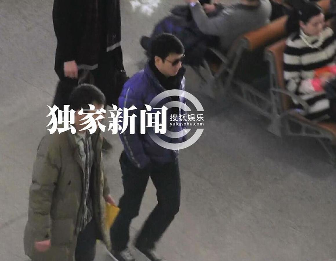 黎明穿亮色羽絨服抵京 機(jī)場(chǎng)無人識(shí)摘墨鏡找自信