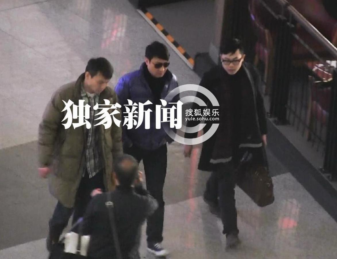 黎明穿亮色羽絨服抵京 機場無人識摘墨鏡找自信