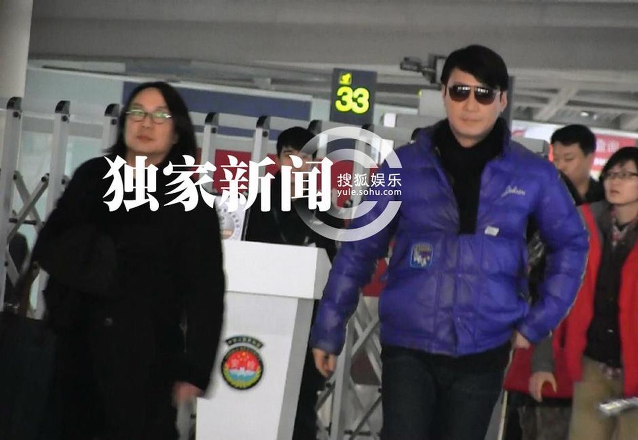 黎明穿亮色羽絨服抵京 機(jī)場無人識摘墨鏡找自信