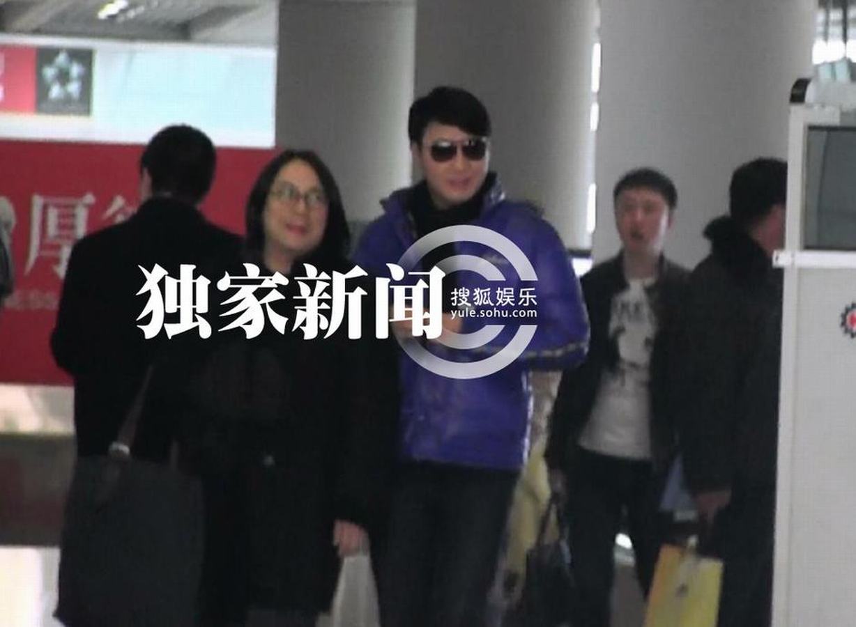 黎明穿亮色羽絨服抵京 機場無人識摘墨鏡找自信
