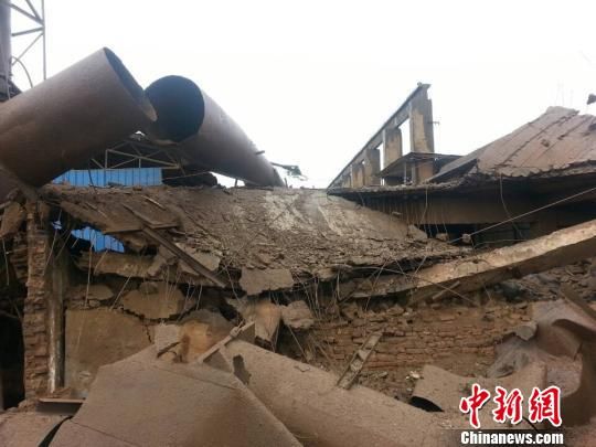 圖為2月20日上午，萍鄉(xiāng)市飛云陶瓷實(shí)業(yè)有限公司煤氣爆炸現(xiàn)場有車間坍塌?！≠嚳”z