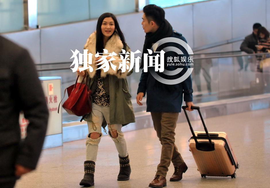 李彩樺富二代男友曝光 機(jī)場相擁
