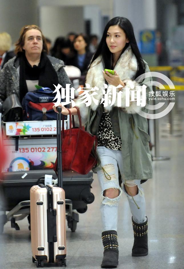 李彩樺富二代男友曝光 機(jī)場相擁
