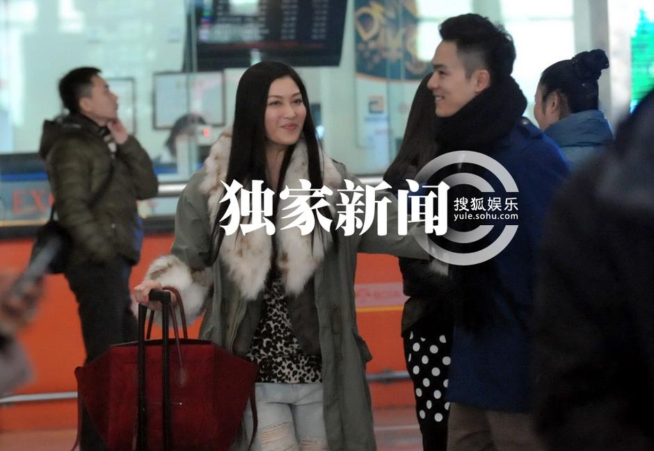 李彩樺富二代男友曝光 機(jī)場相擁