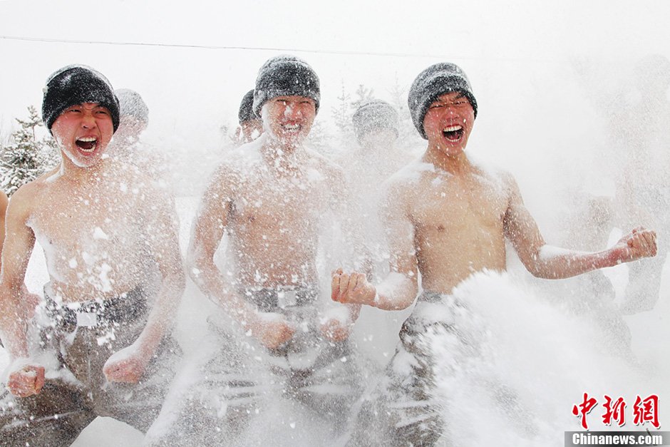 黑河邊防團(tuán)零下30度赤膊浴雪