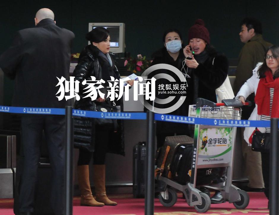蔣勤勤濃妝艷抹現(xiàn)身機(jī)場(chǎng) 未被人認(rèn)出