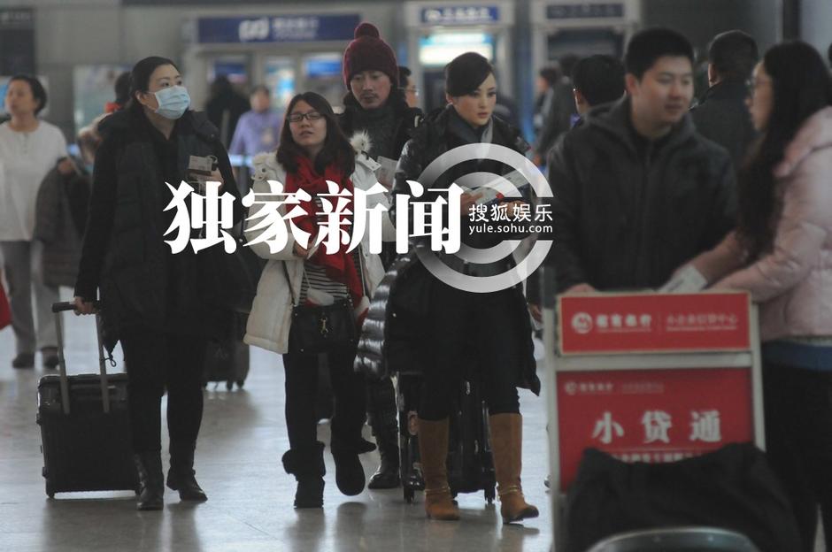 蔣勤勤濃妝艷抹現(xiàn)身機(jī)場(chǎng) 未被人認(rèn)出